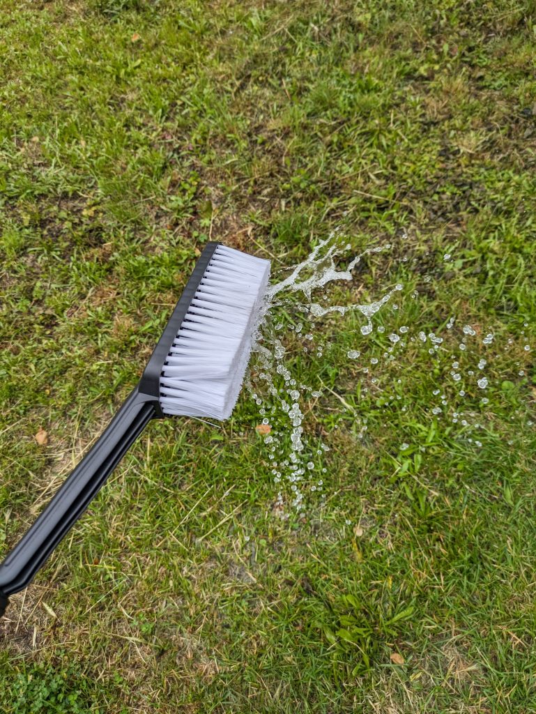 Bürste des Eziclean® Hydroforce 165 Hochdruckreinigers im Einsatz