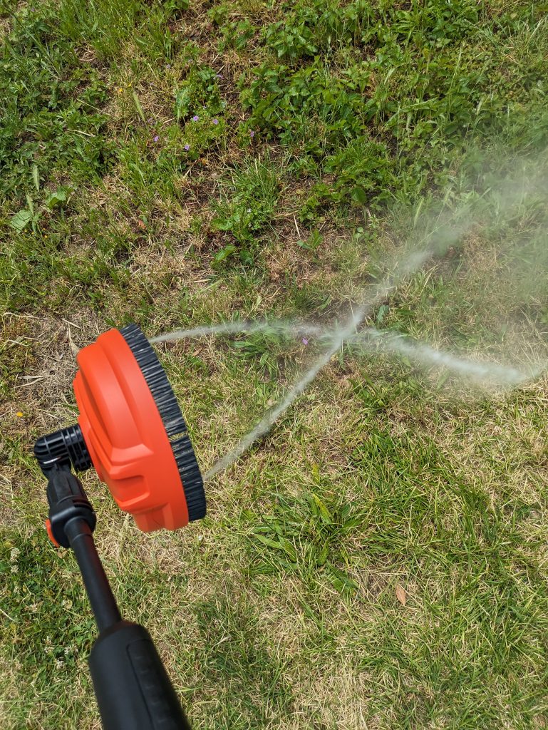 Drehbürste des Black + Decker BXPW 1600PE Hochdruckreinigers im Einsatz
