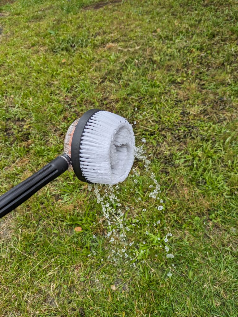 Drehbürste des Eziclean® Hydroforce 165 Hochdruckreinigers im Einsatz