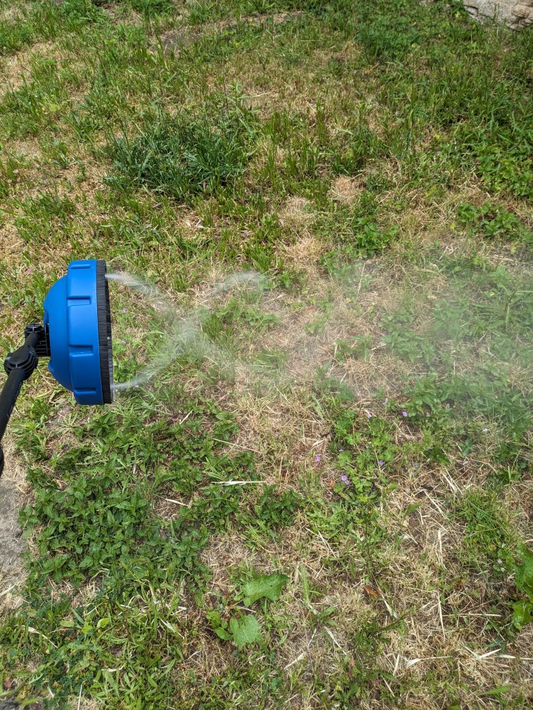 Drehbürste des Scheppach HCE 1650 Hochdruckreinigers im Einsatz