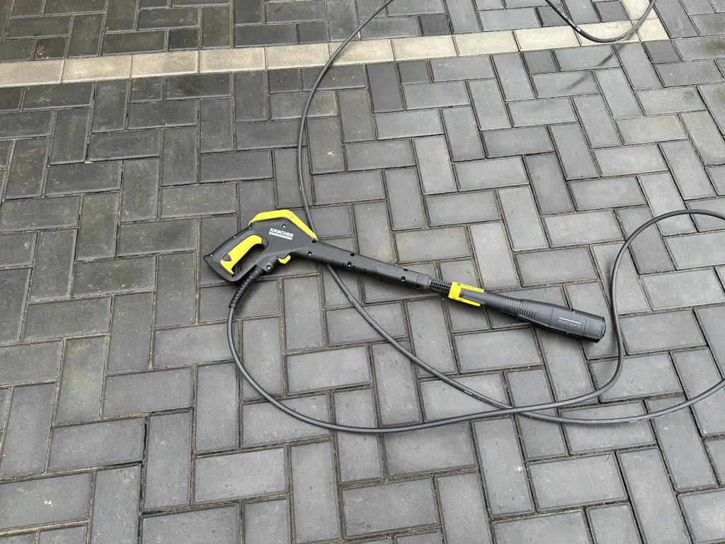 Düse des Kärcher K5 Hochdruckreinigers auf der Terrasse