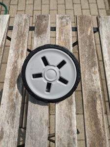 Einzelnes Rad des Black + Decker BXPW 1600PE Hochdruckreiniger (rechts)
