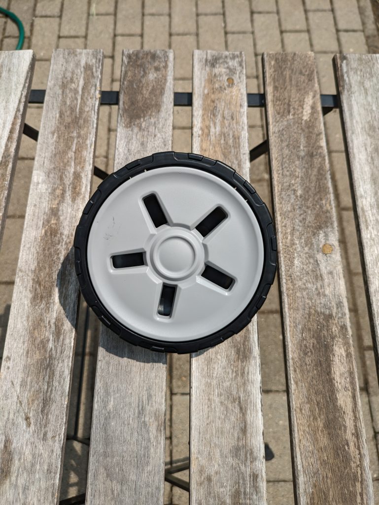 Einzelnes Rad des Black + Decker BXPW 1600PE Hochdruckreiniger (rechts)