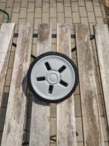 Einzelnes Rad des Black + Decker BXPW 1600PE Hochdruckreinigers (links)