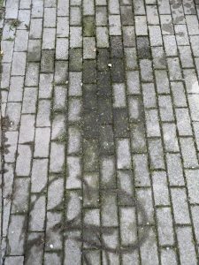 Eziclean® Hydroforce 165 Hochdruckreiniger Gehweg vor der Reinigung
