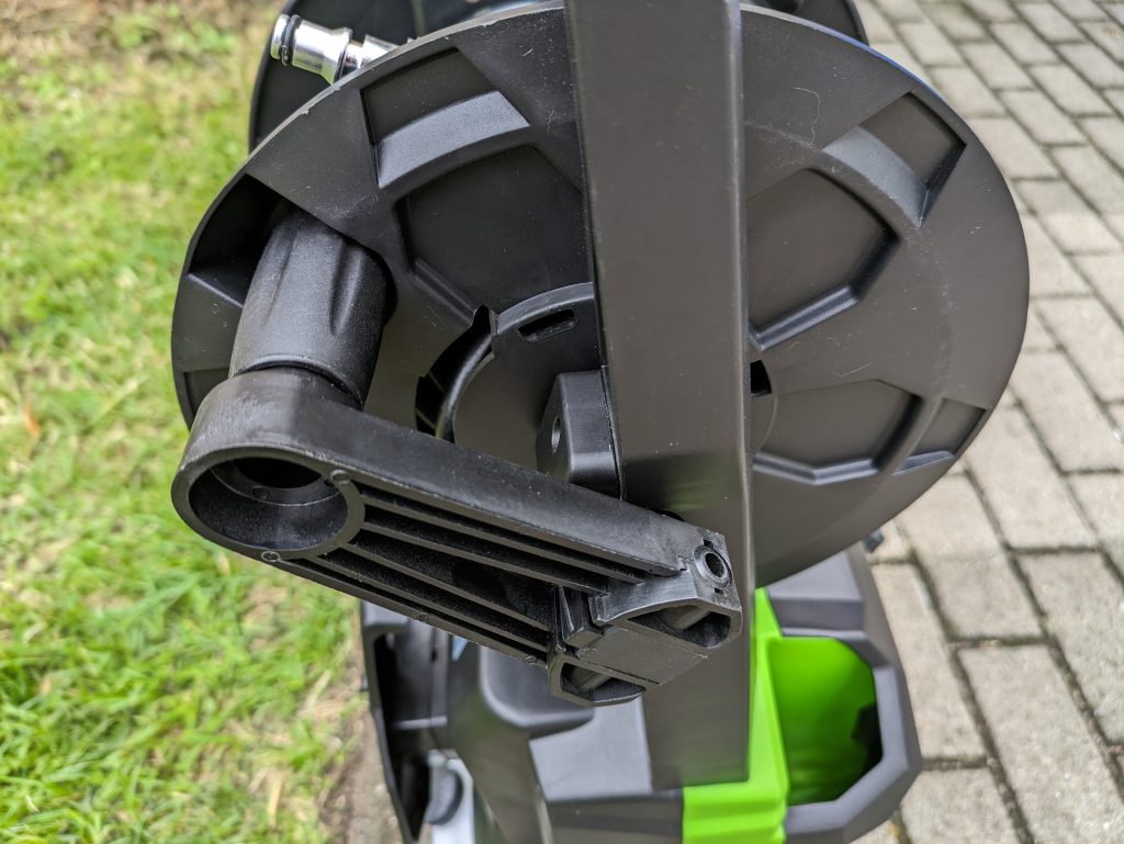 Eziclean® Hydroforce 165 Hochdruckreiniger Griff der Schlauchtrommel eingehakt