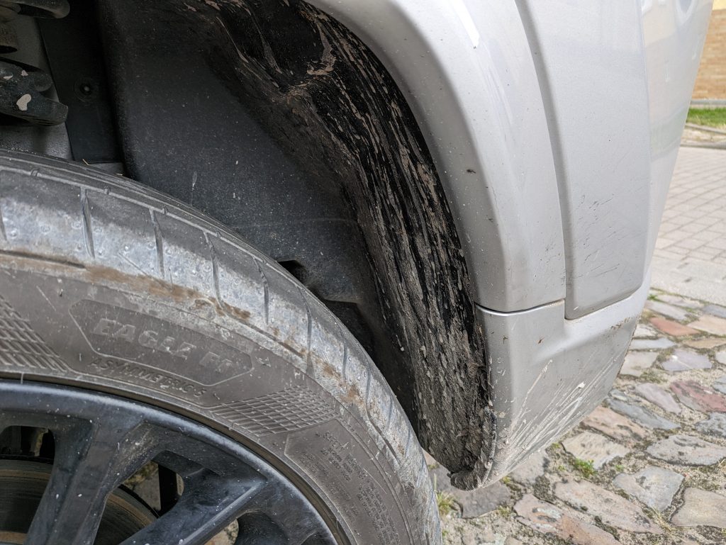 Eziclean® Hydroforce 165 Hochdruckreiniger Radkasten hinten verschmutzt