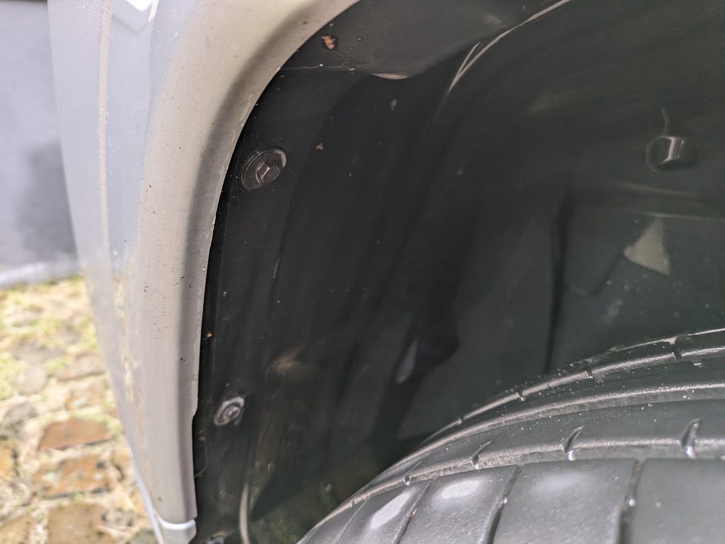 Eziclean® Hydroforce 165 Hochdruckreiniger Radkasten vorne gereinigt