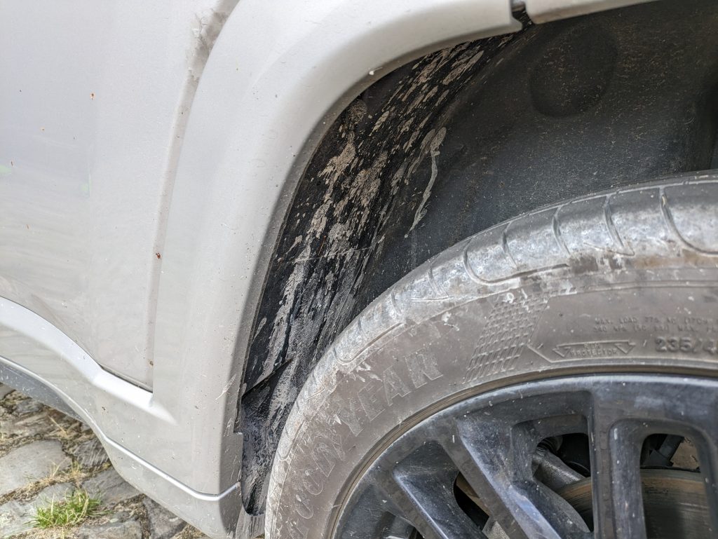 Eziclean® Hydroforce 165 Hochdruckreiniger Radkasten vorne verschmutzt