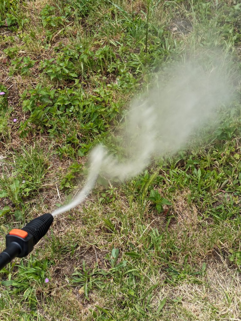 Fräse des Black + Decker BXPW 1600PE Hochdruckreinigers im Einsatz