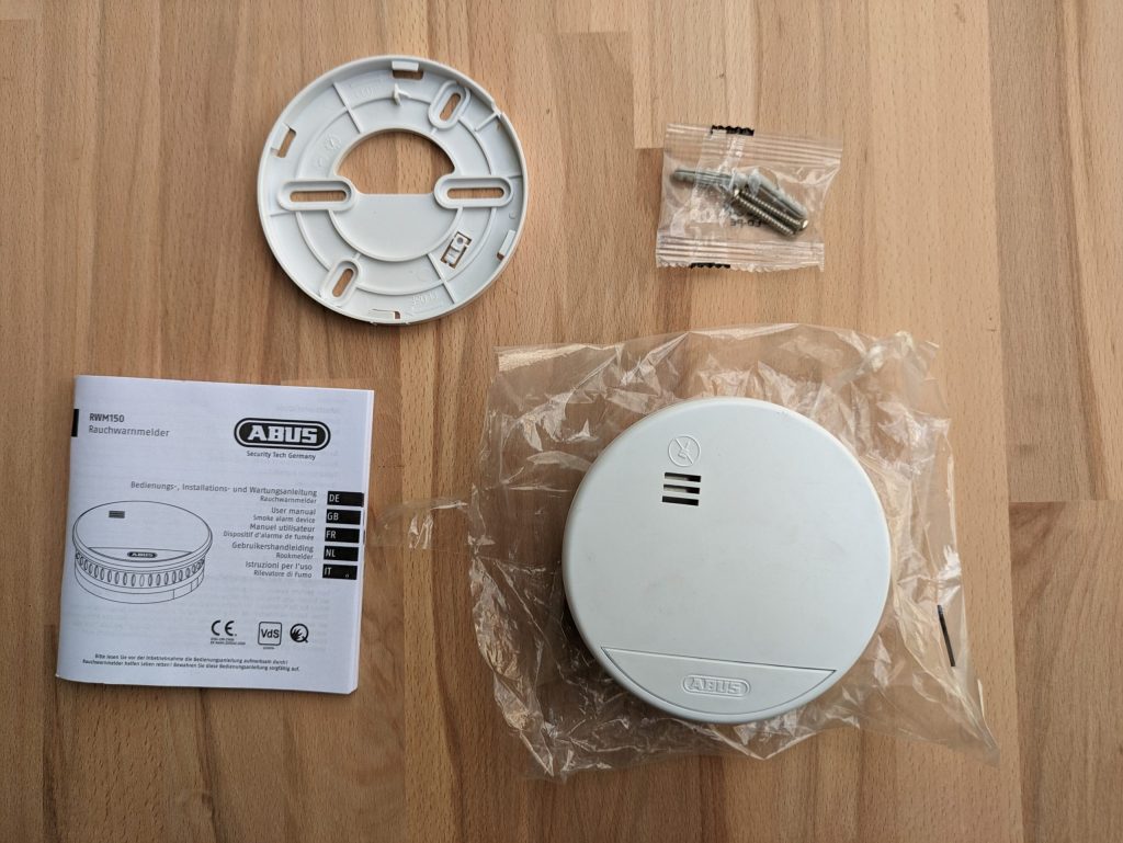 Gesamter Lieferumfang des Abus RWM 150 Rauchmelders