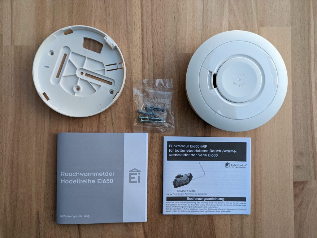 Gesamter Lieferumfang des Ei Electronics Ei650 RF Rauchmelders