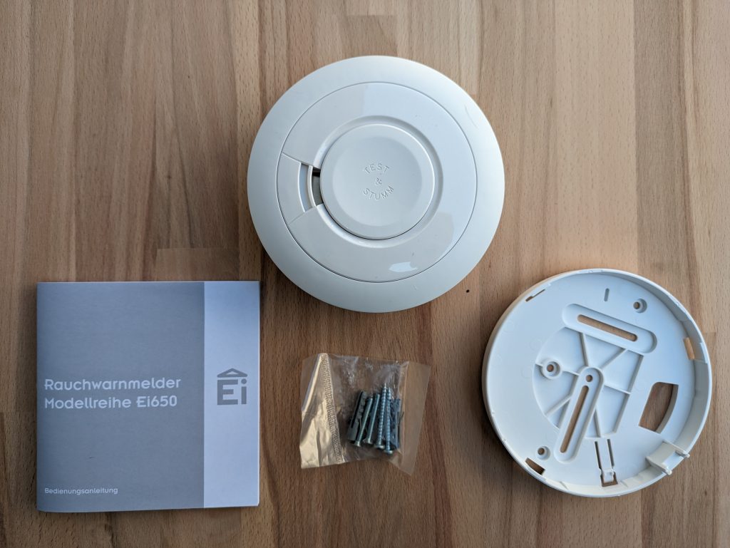 Gesamter Lieferumfang des Ei Electronics Ei650 Rauchmelders