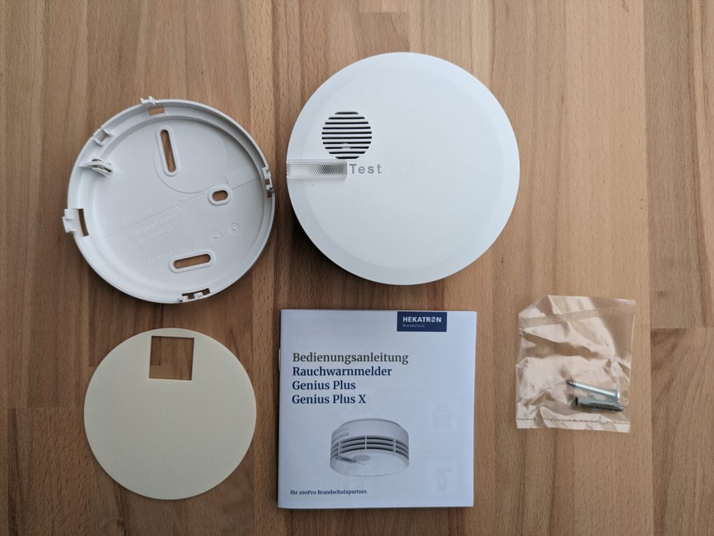 Gesamter Lieferumfang des Hekatron Genius Plus Rauchmelders