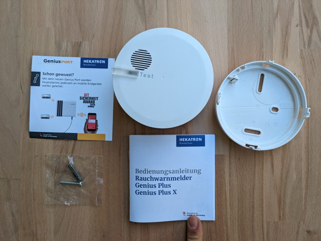 Gesamter Lieferumfang des Hekatron Genius Plus X Rauchmelders