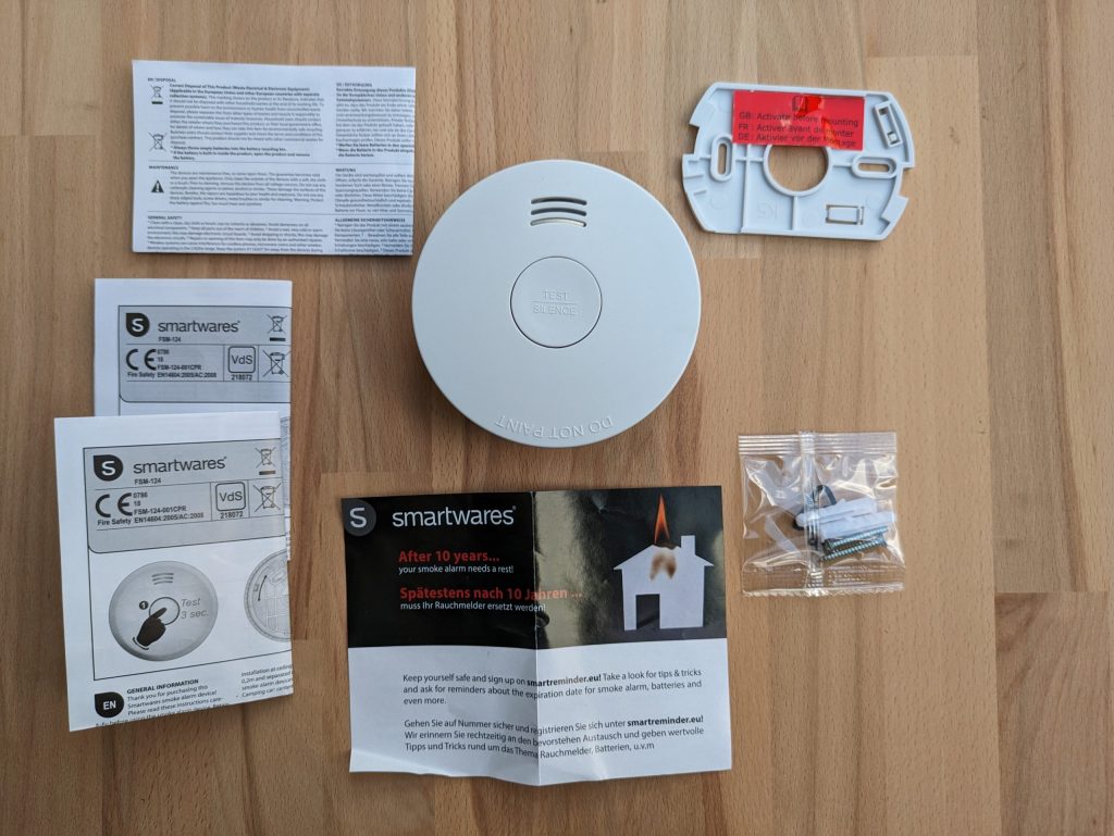 Gesamter Lieferumfang des Smartwares FSM 124 Rauchmelders