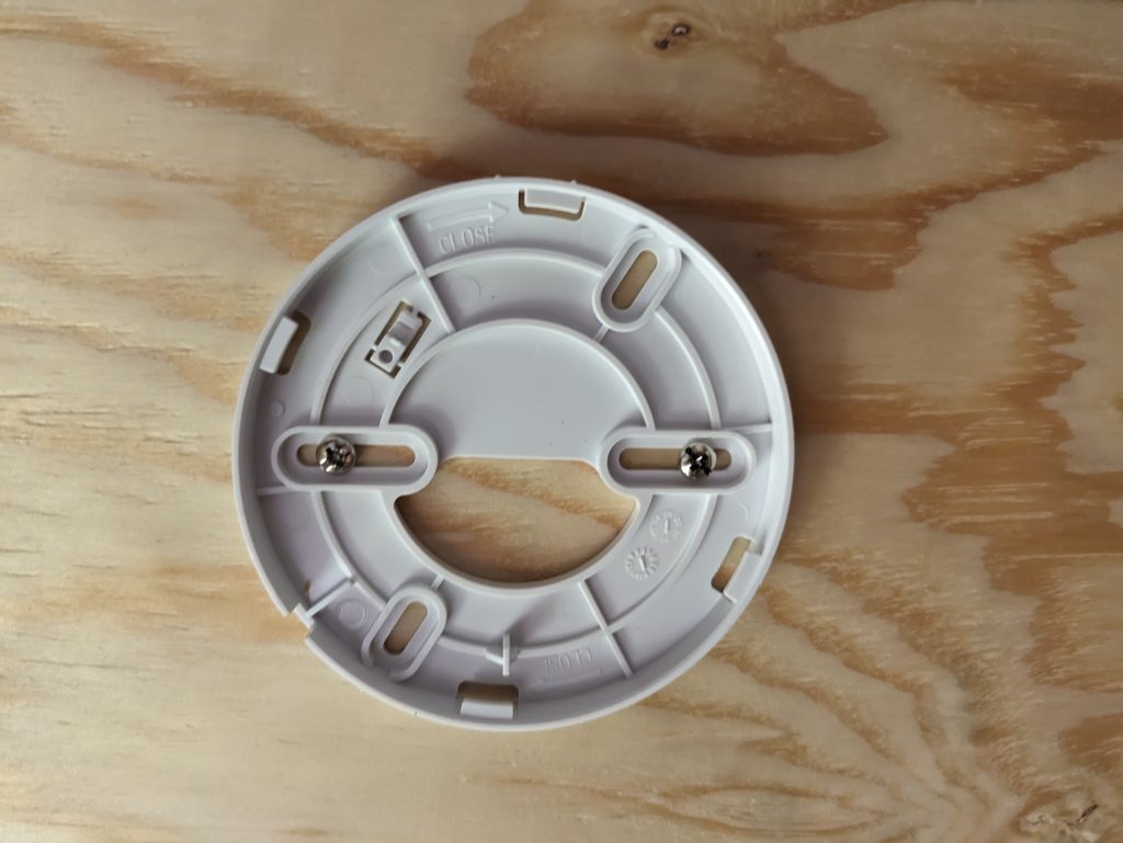 Halterung des Abus RWM 150 Rauchmelders montiert