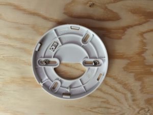 Halterung des Abus RWM 150 Rauchmelders montiert