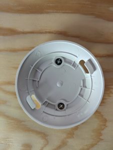 Halterung des Aegislink S500 Rauchmelders montiert
