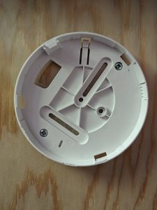 Halterung des Busch-Jaeger ProfessionalLine Rauchmelders montiert