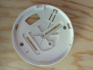 Halterung des Ei Electronics Ei650 RF Rauchmelders montiert