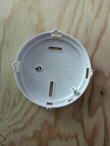 Halterung des Hekatron Genius Plus Rauchmelders montiert