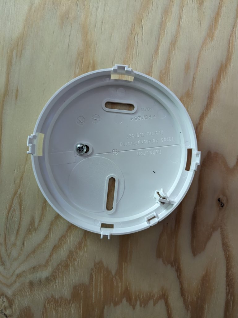 Halterung des Hekatron Genius Plus Rauchmelders montiert