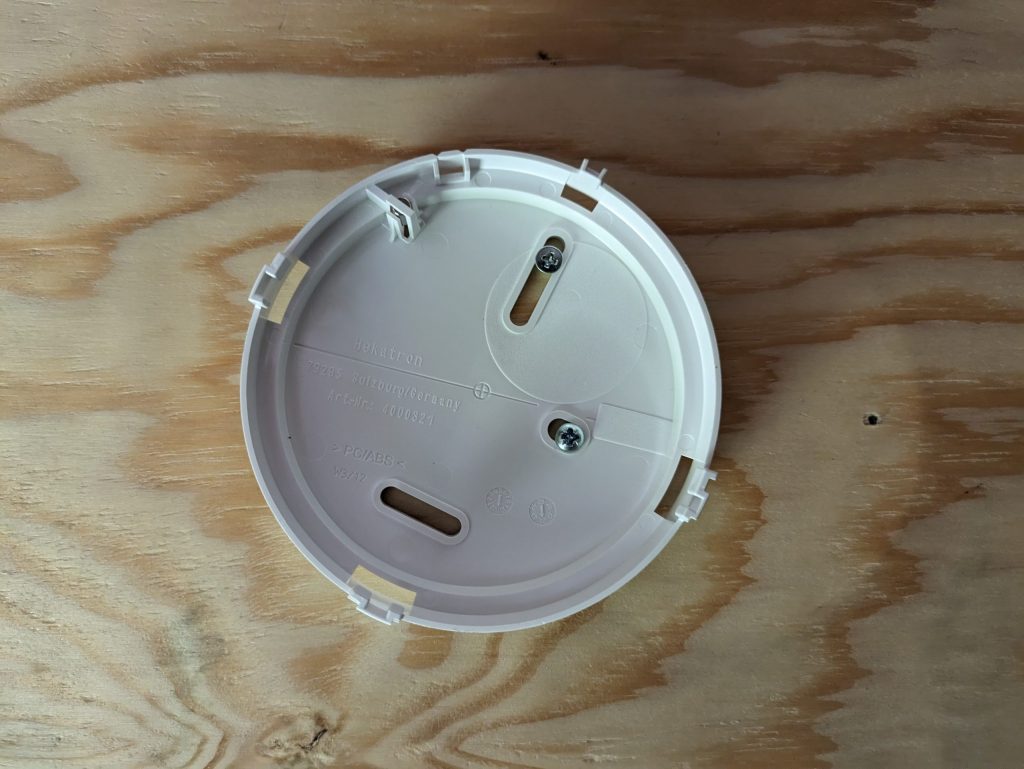 Halterung des Hekatron Genius Plus X Rauchmelders montiert