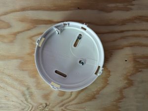 Halterung des Hekatron Genius Plus X Rauchmelders montiert
