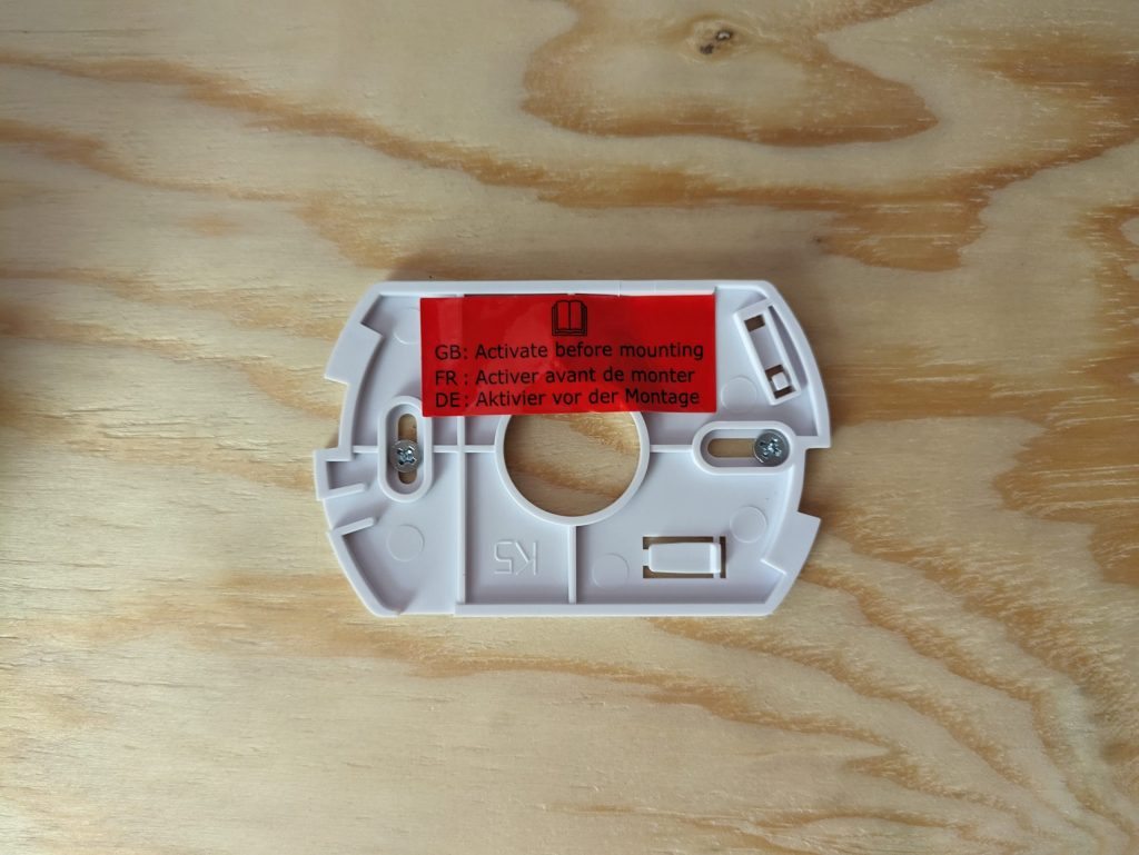 Halterung des Smartware FSM 124 Rauchmelders montiert
