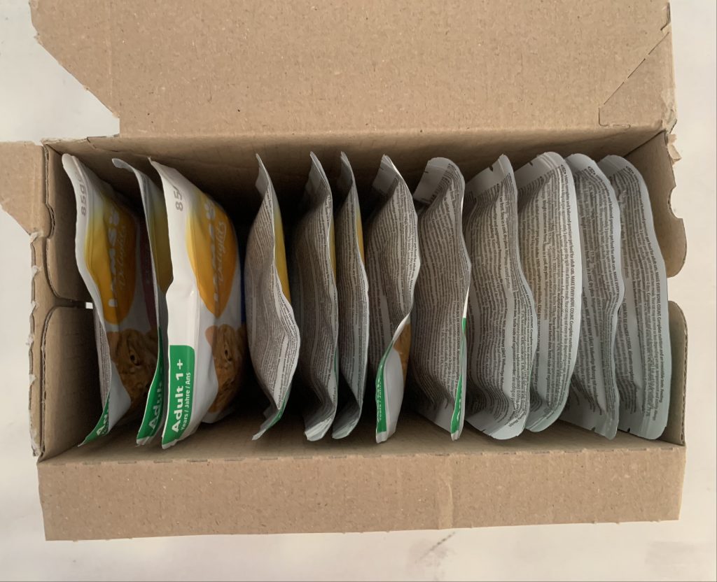 IAMS Delights Sea Collection Katzenfutter geöffneter Karton von oben