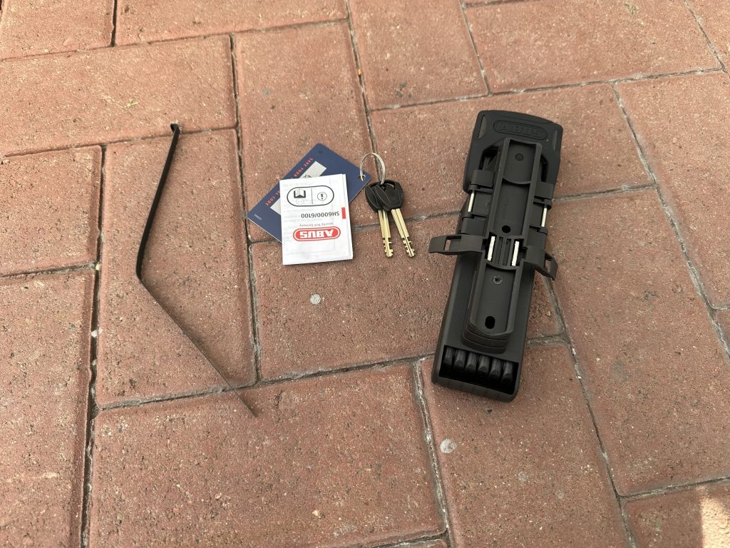 Fahrradschloss mit einzelnen Zubehörteilen (Hinterseite)