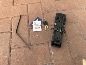 Fahrradschloss mit einzelnen Zubehörteilen (Hinterseite)