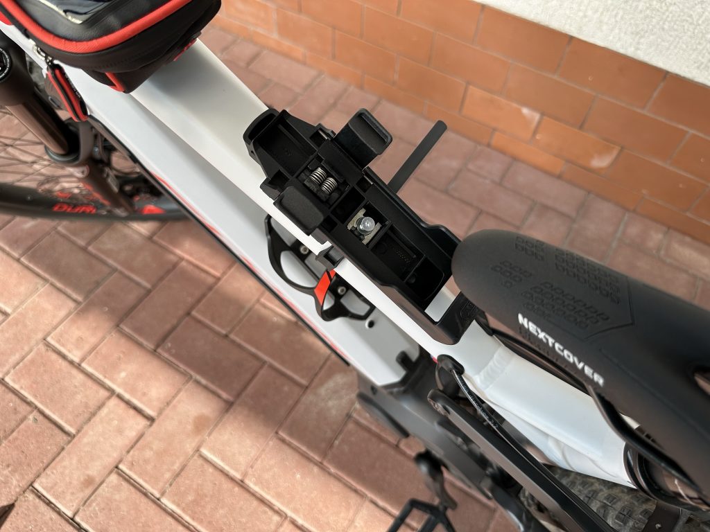 Schlosshalterung am Fahrrad angeschlossen (Oberrahmen)