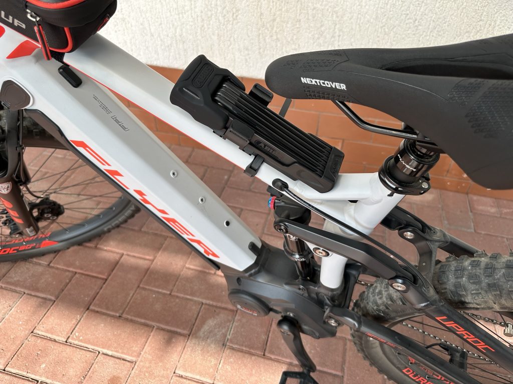 Fahrradschloss in der Schlosshalterung am Oberrahmen montiert