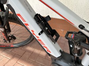 Schlosshalterung an dem Querrahmen montiert