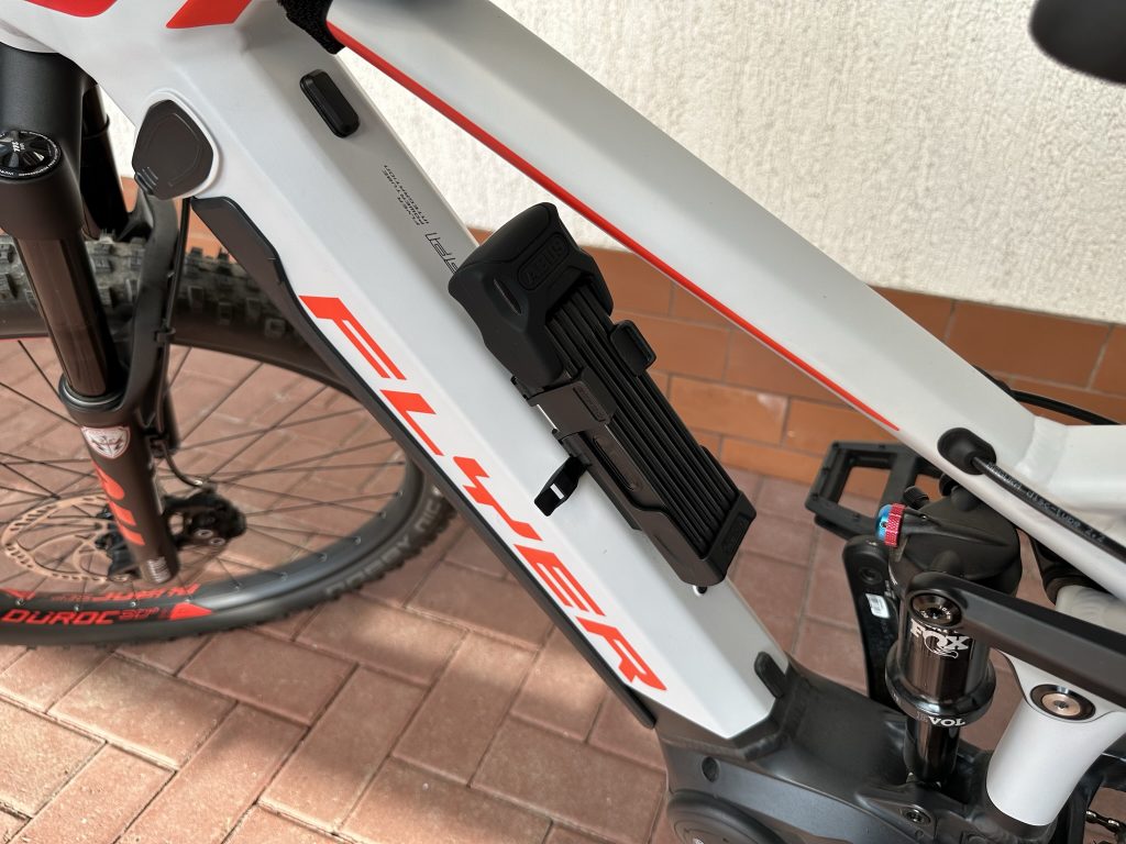 Fahrradschloss in der Schlosshalterung an dem Querrahmen montiert