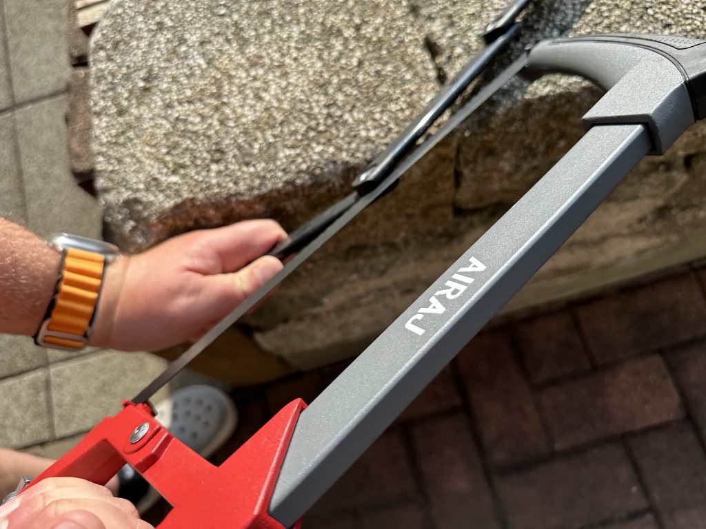 Metallsäge an Nieten angesetzt