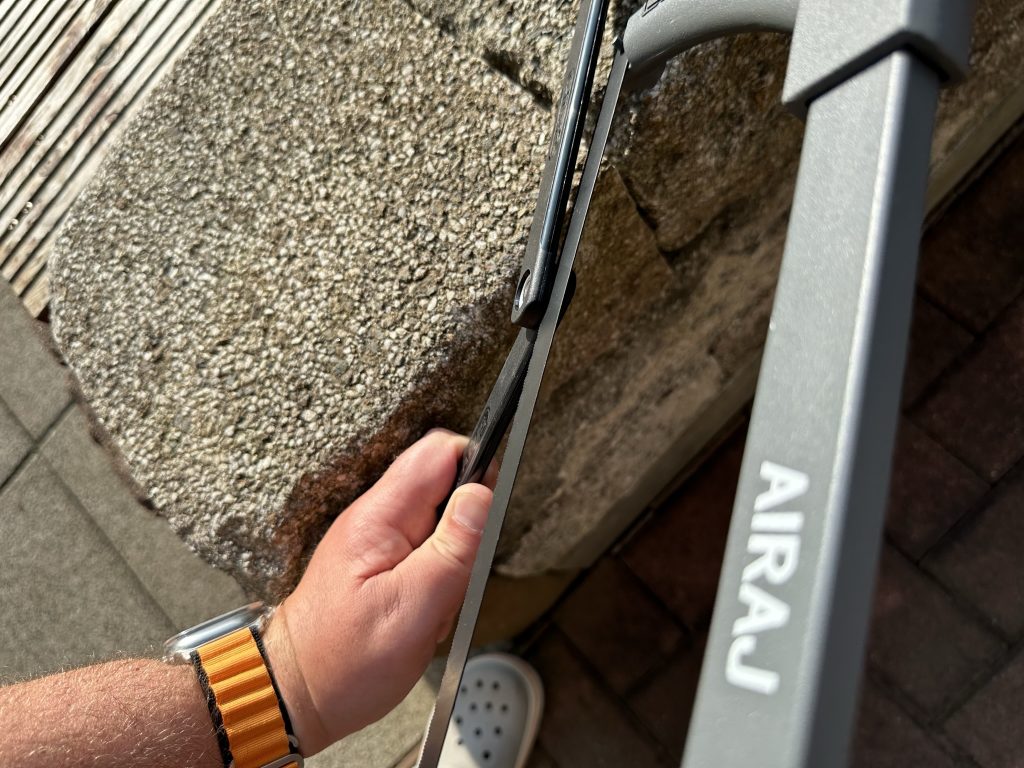 Metallsäge an Nieten angesetzt