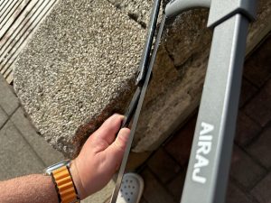 Metallsäge an Nieten angesetzt