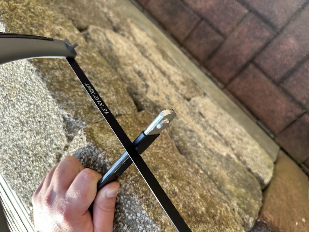 Metallsäge am Stab angesetzt