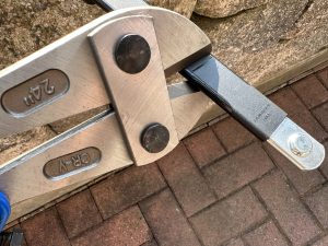 Spuren von Bolzenschneider-Test