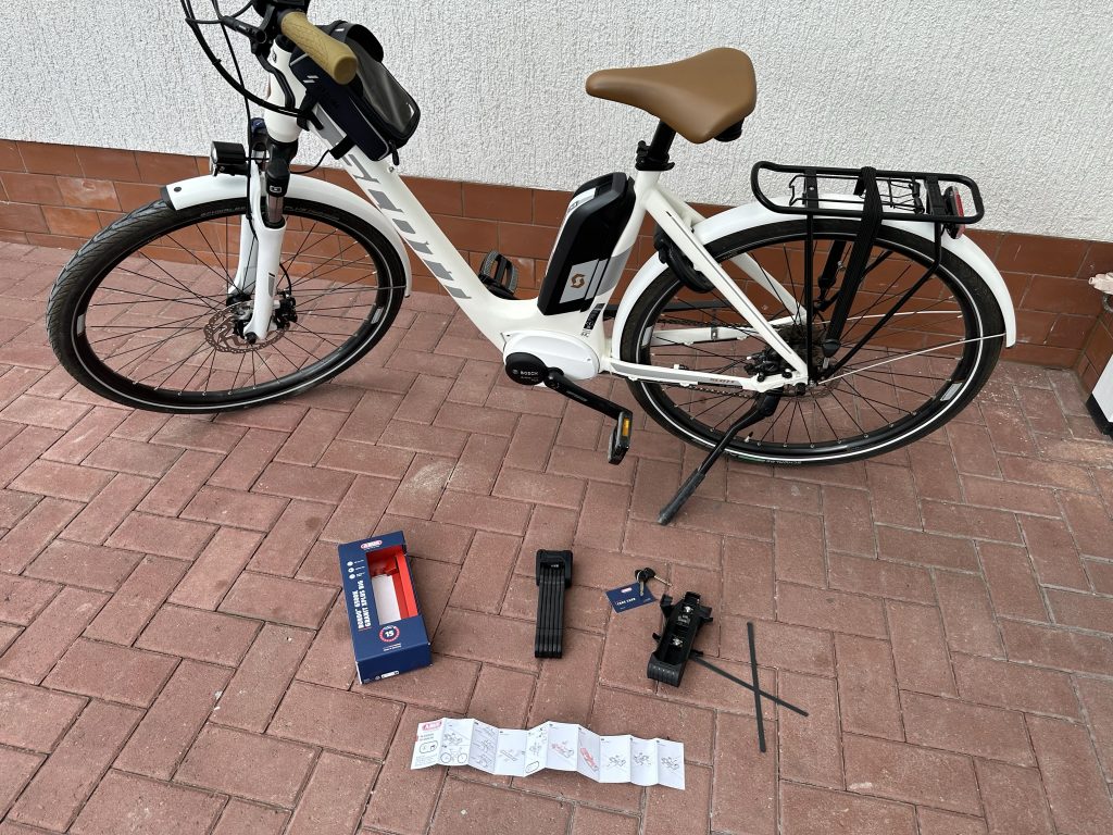 Testrad mit Fahrradschloss mit Originalverpackung, Bedienungsanleitung und mit Zubehörteilen