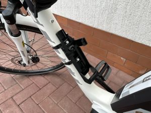 Anbringen der Schlosshalterung am Unterrohr