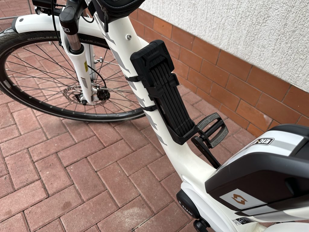 Fahrradschloss in der Schlosshalterung am Unterrohr
