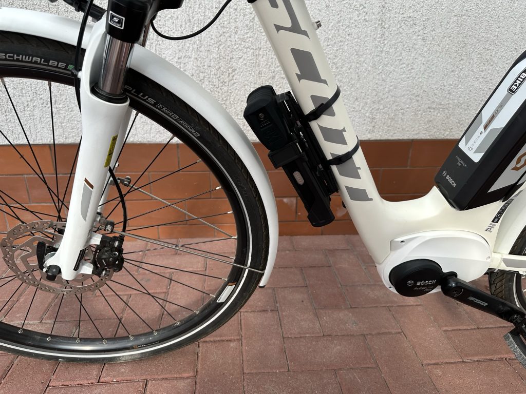 Fahrradschloss in der Schlosshalterung am Unterrohr (Montage an der Unterseite)
