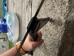 Metallsäge am Schlossnieten angesetzt