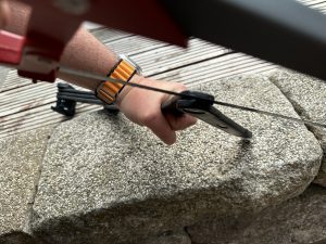 Metallsäge am Schlossnieten angesetzt