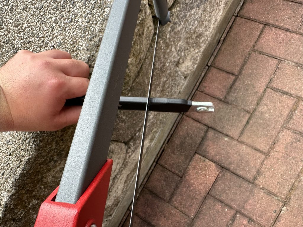 Metallsäge am Stab angesetzt