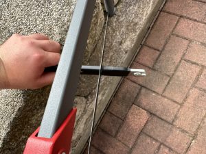 Metallsäge am Stab angesetzt